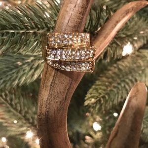 Costume jewelry-gold ring w/diamonds size 7